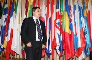 Nick Griffin na tle flag europejskich